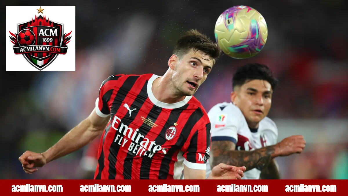 Matteo Gabbia trong vai trò trung vệ của AC Milan trên sân cỏ