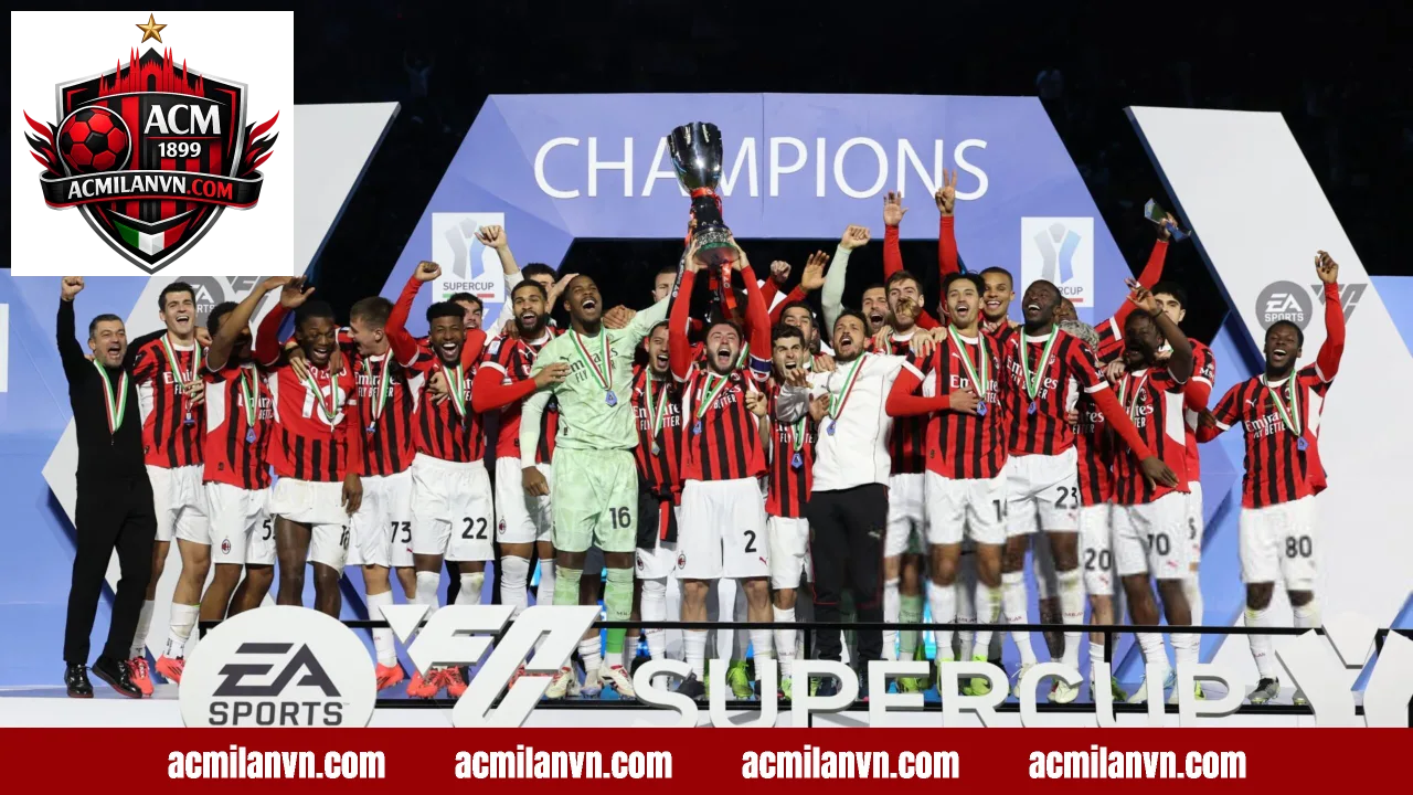 Đội hình AC Milan cùng nhau ăn mừng danh hiệu trên bục vô địch